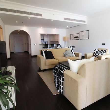 Hotel The St. Regis Dubai, The Palm Esterno foto A living room in a typical apartment