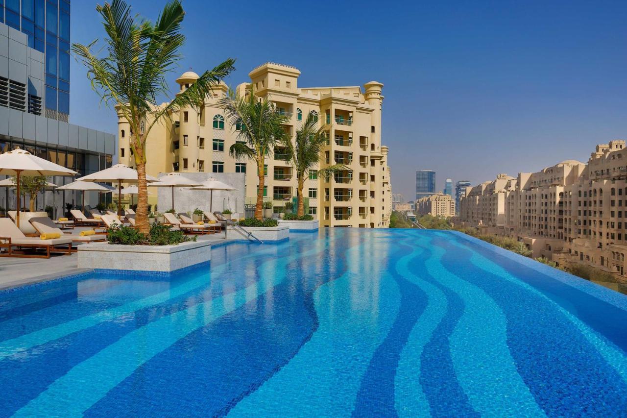 Hotel The St. Regis Dubai, The Palm Esterno foto The swimming pool at the hotel