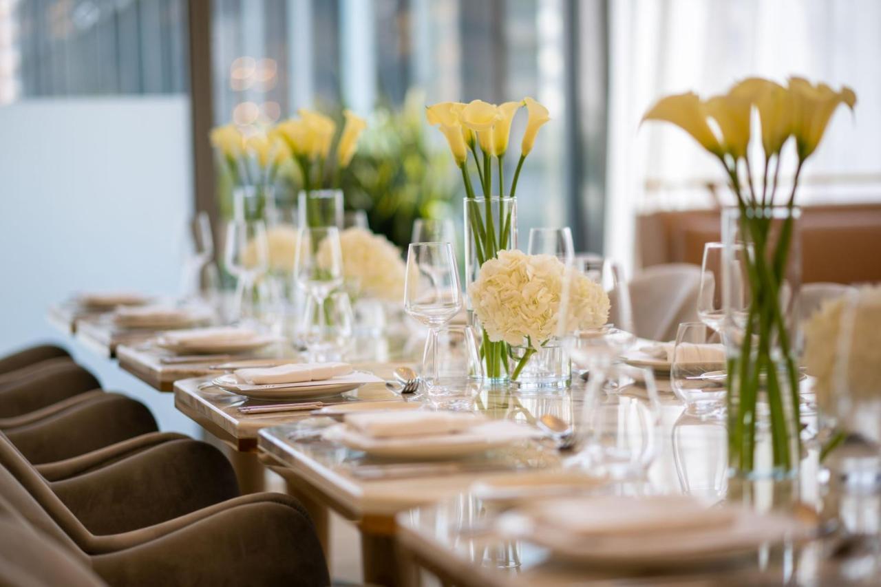 Hotel The St. Regis Dubai, The Palm Esterno foto The table setting at a restaurant