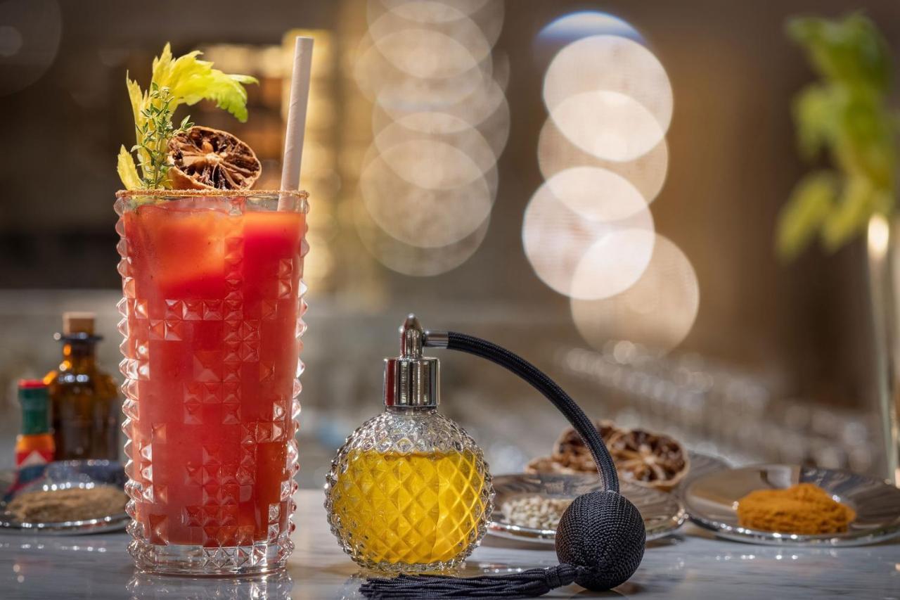 Hotel The St. Regis Dubai, The Palm Esterno foto A Bloody Mary cocktail