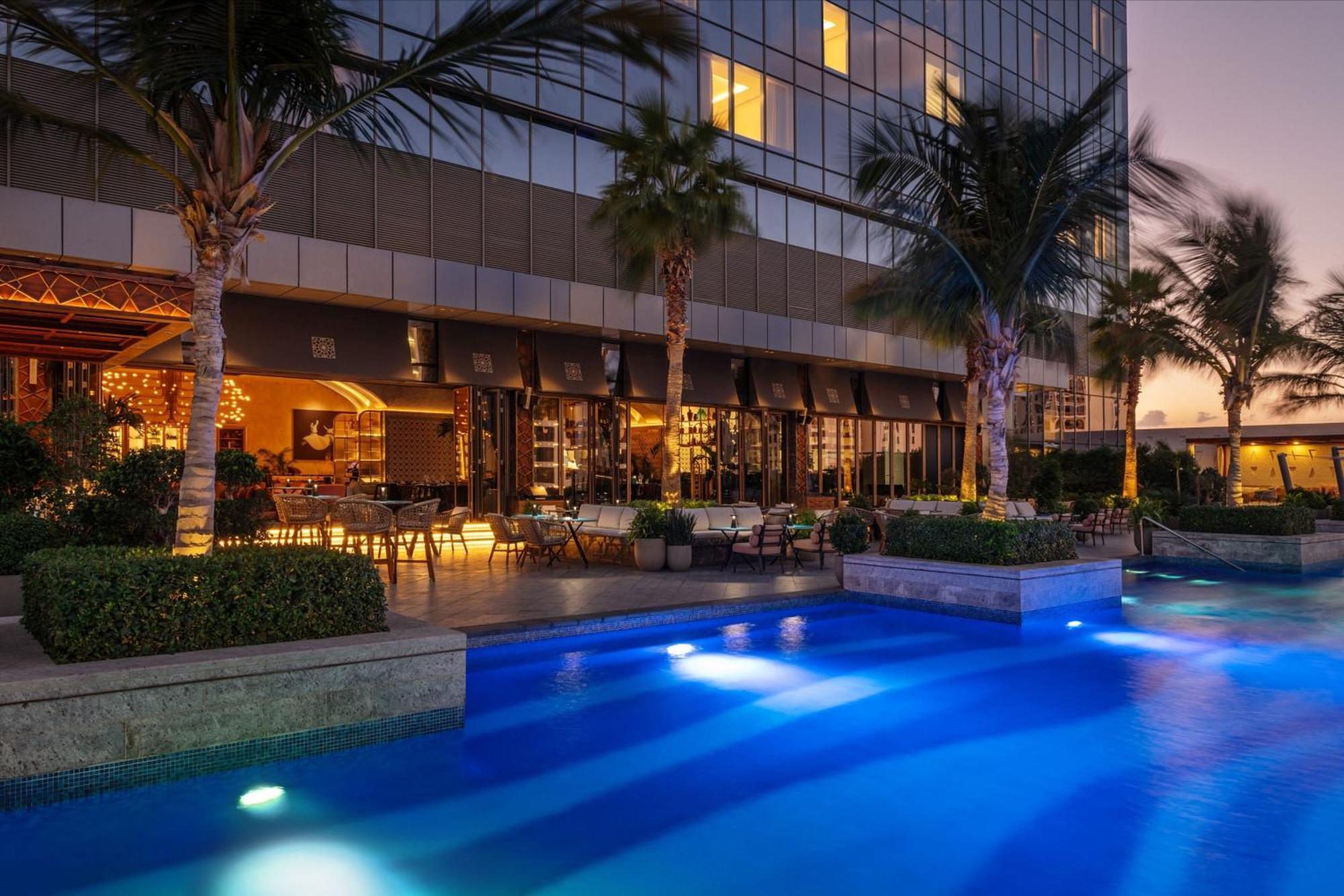 Hotel The St. Regis Dubai, The Palm Esterno foto The pool at the hotel