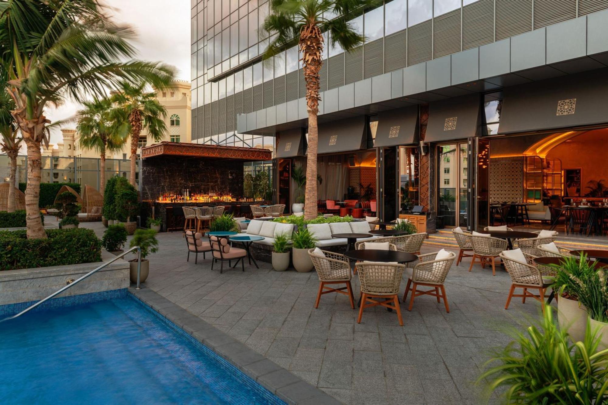 Hotel The St. Regis Dubai, The Palm Esterno foto The pool at the hotel