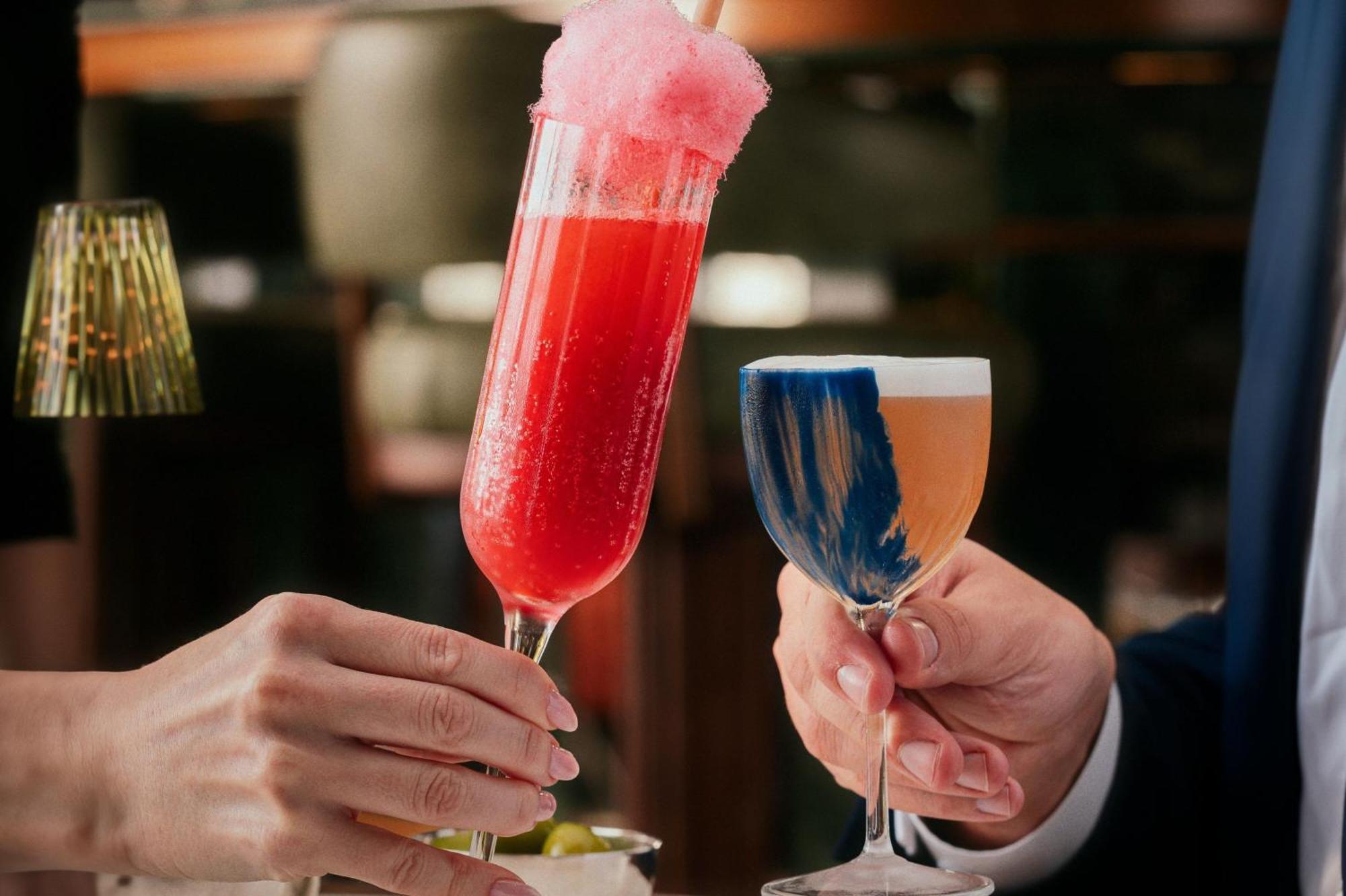 Hotel The St. Regis Dubai, The Palm Esterno foto A couple toasting with cocktails