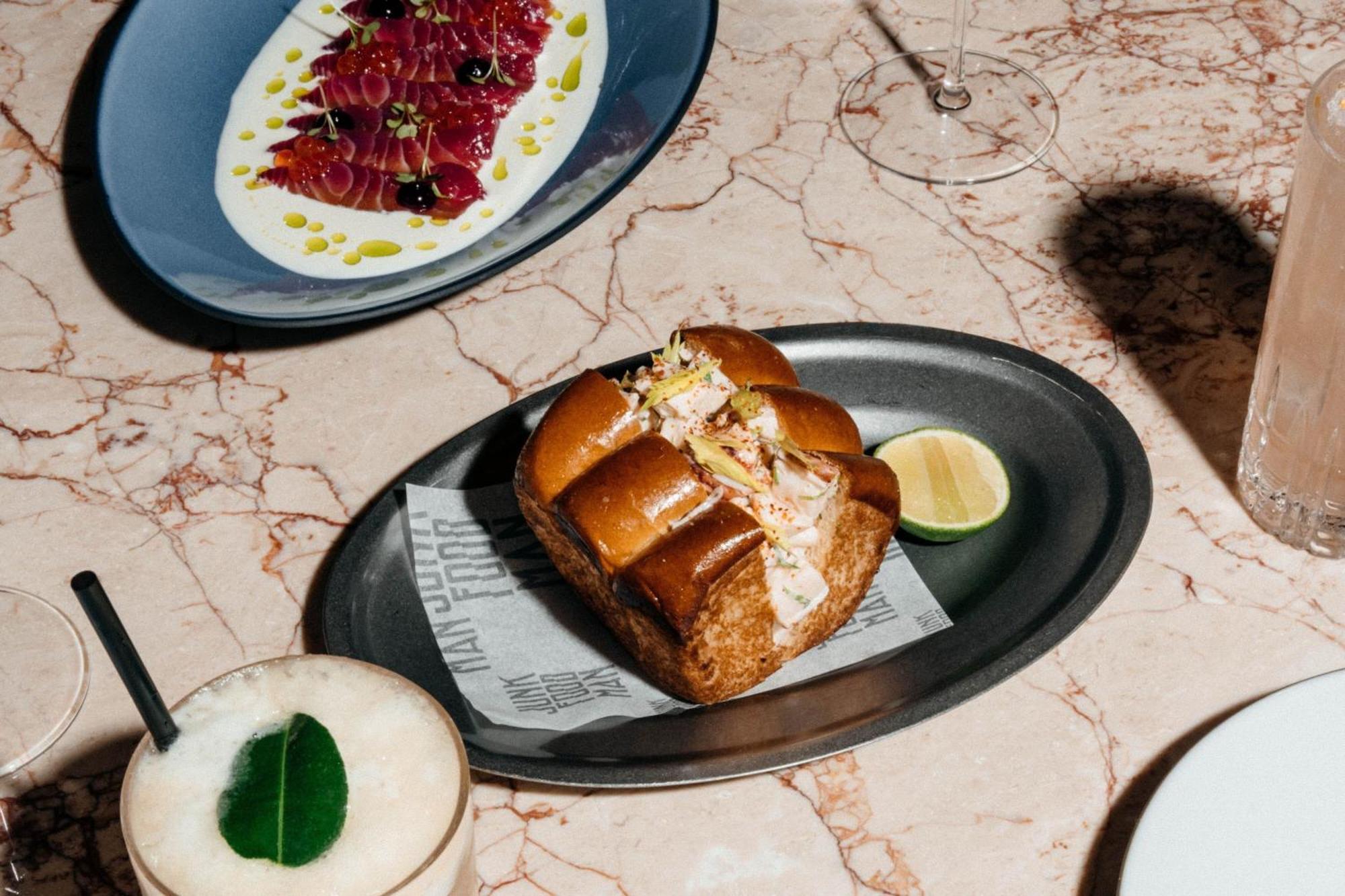 Hotel The St. Regis Dubai, The Palm Esterno foto A lobster roll at the restaurant