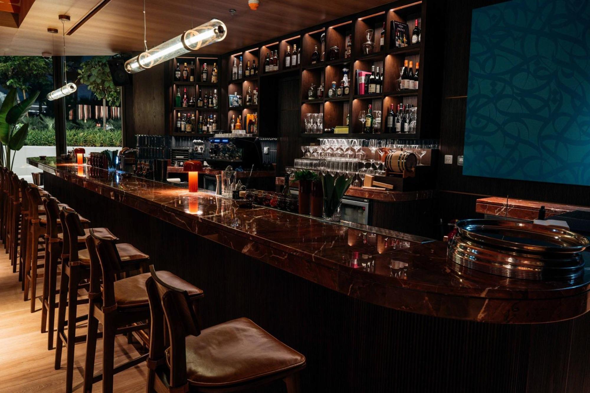 Hotel The St. Regis Dubai, The Palm Esterno foto The bar at the restaurant