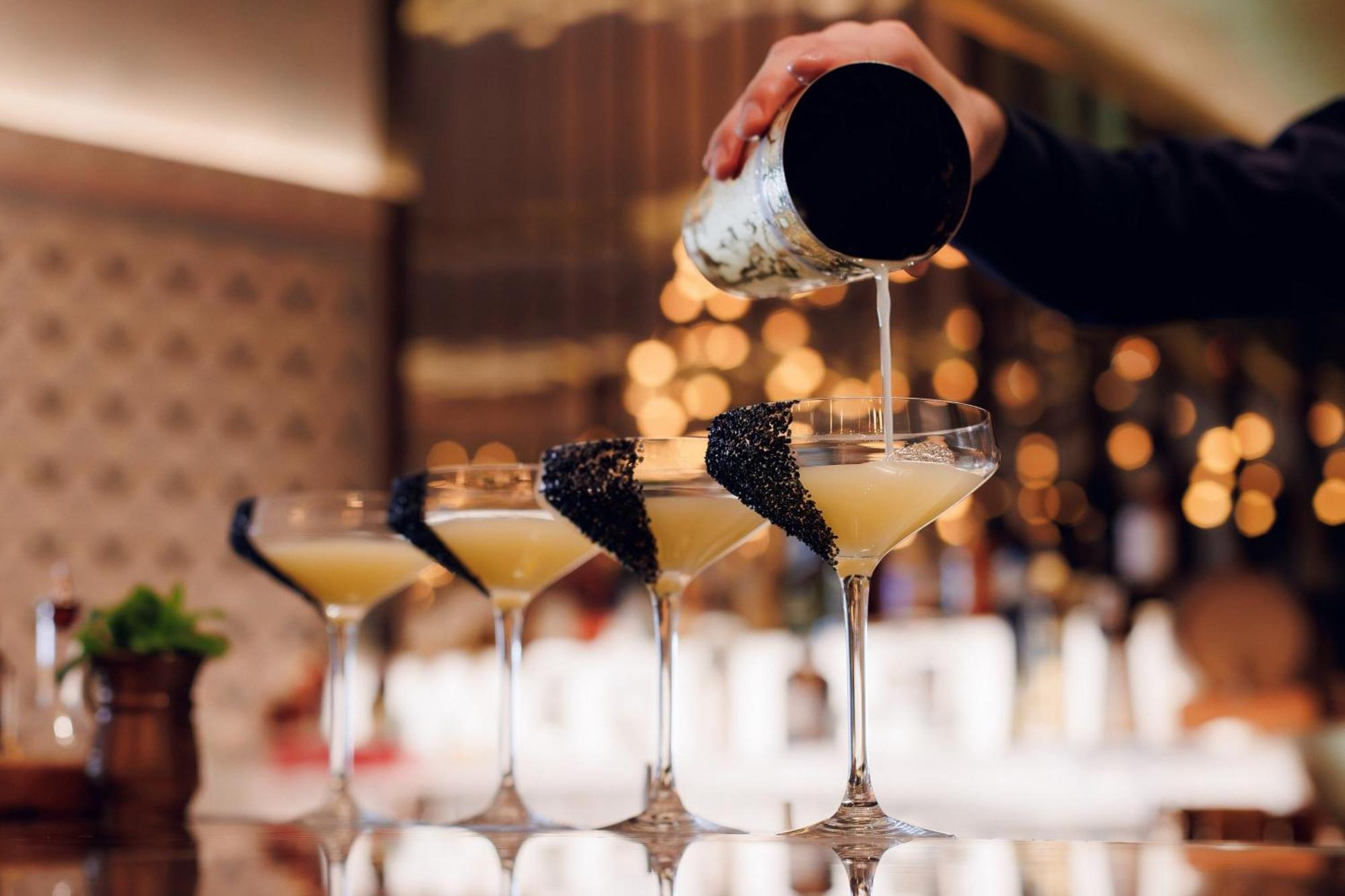 Hotel The St. Regis Dubai, The Palm Esterno foto Caviar being served