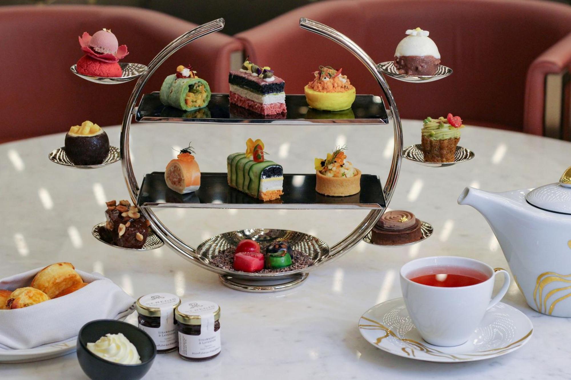 Hotel The St. Regis Dubai, The Palm Esterno foto Afternoon tea at the Mandarin Oriental, London