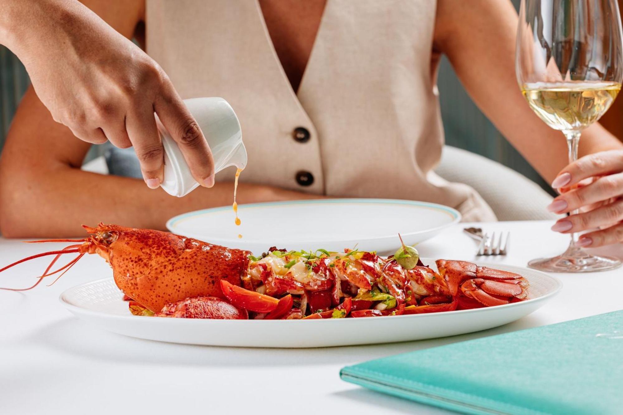 Hotel The St. Regis Dubai, The Palm Esterno foto A lobster being seasoned with clarified butter