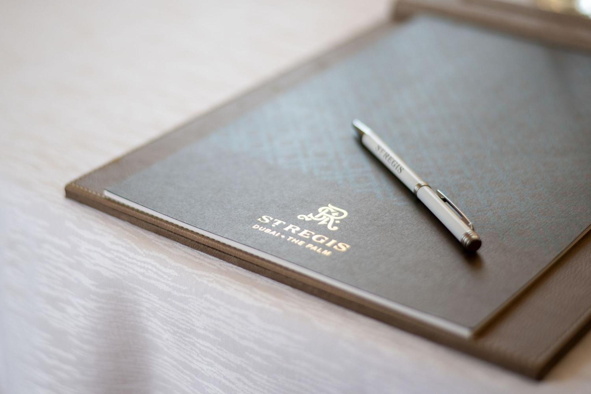 Hotel The St. Regis Dubai, The Palm Esterno foto A pen and notepad