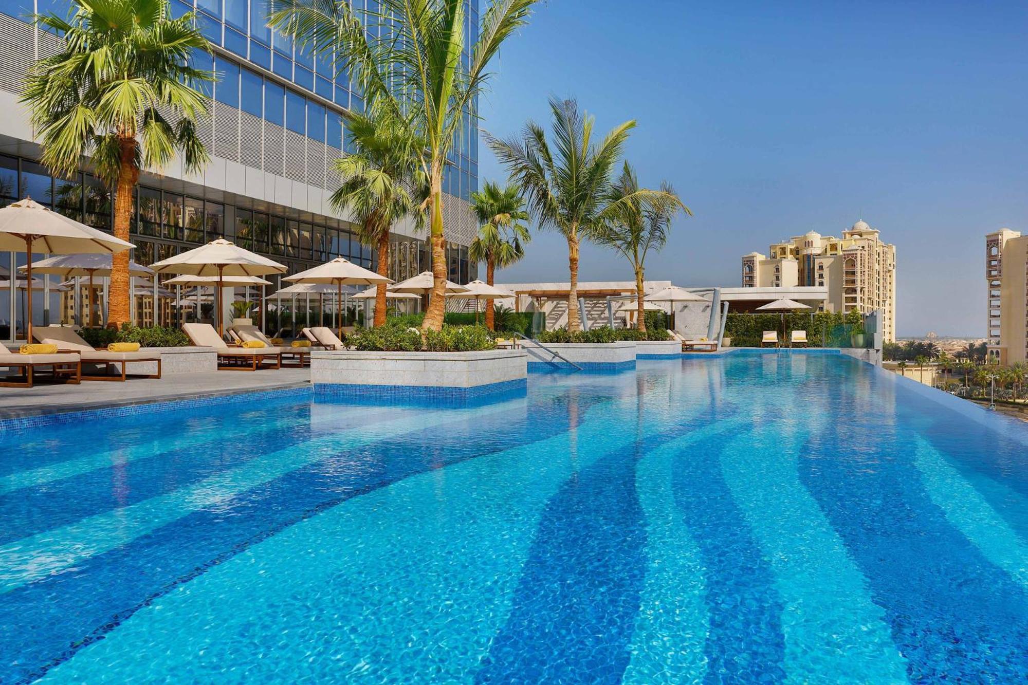Hotel The St. Regis Dubai, The Palm Esterno foto The swimming pool at the hotel