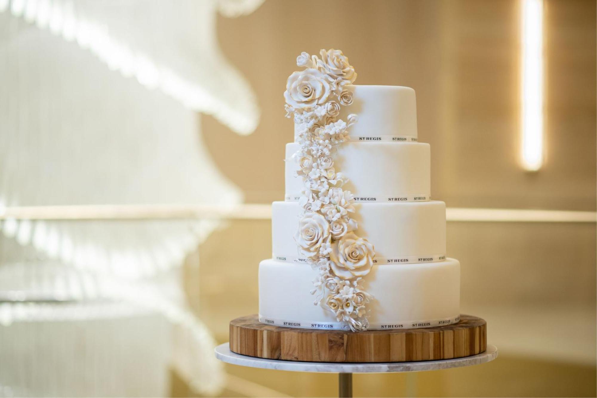Hotel The St. Regis Dubai, The Palm Esterno foto A white wedding cake