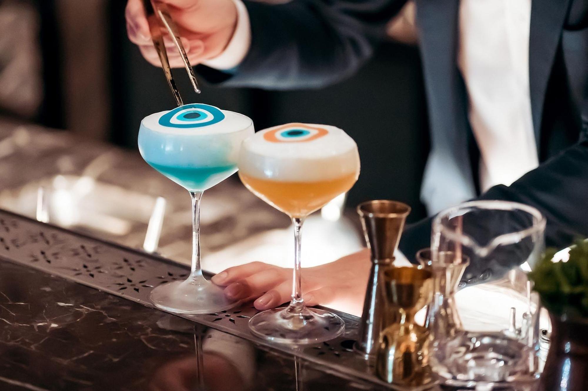 Hotel The St. Regis Dubai, The Palm Esterno foto A bartender preparing a cocktail