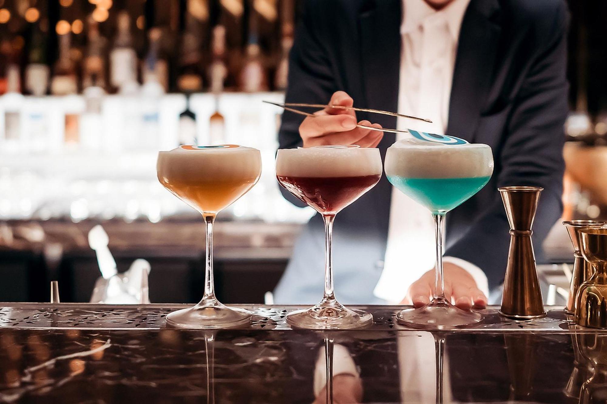 Hotel The St. Regis Dubai, The Palm Esterno foto A bartender preparing cocktails