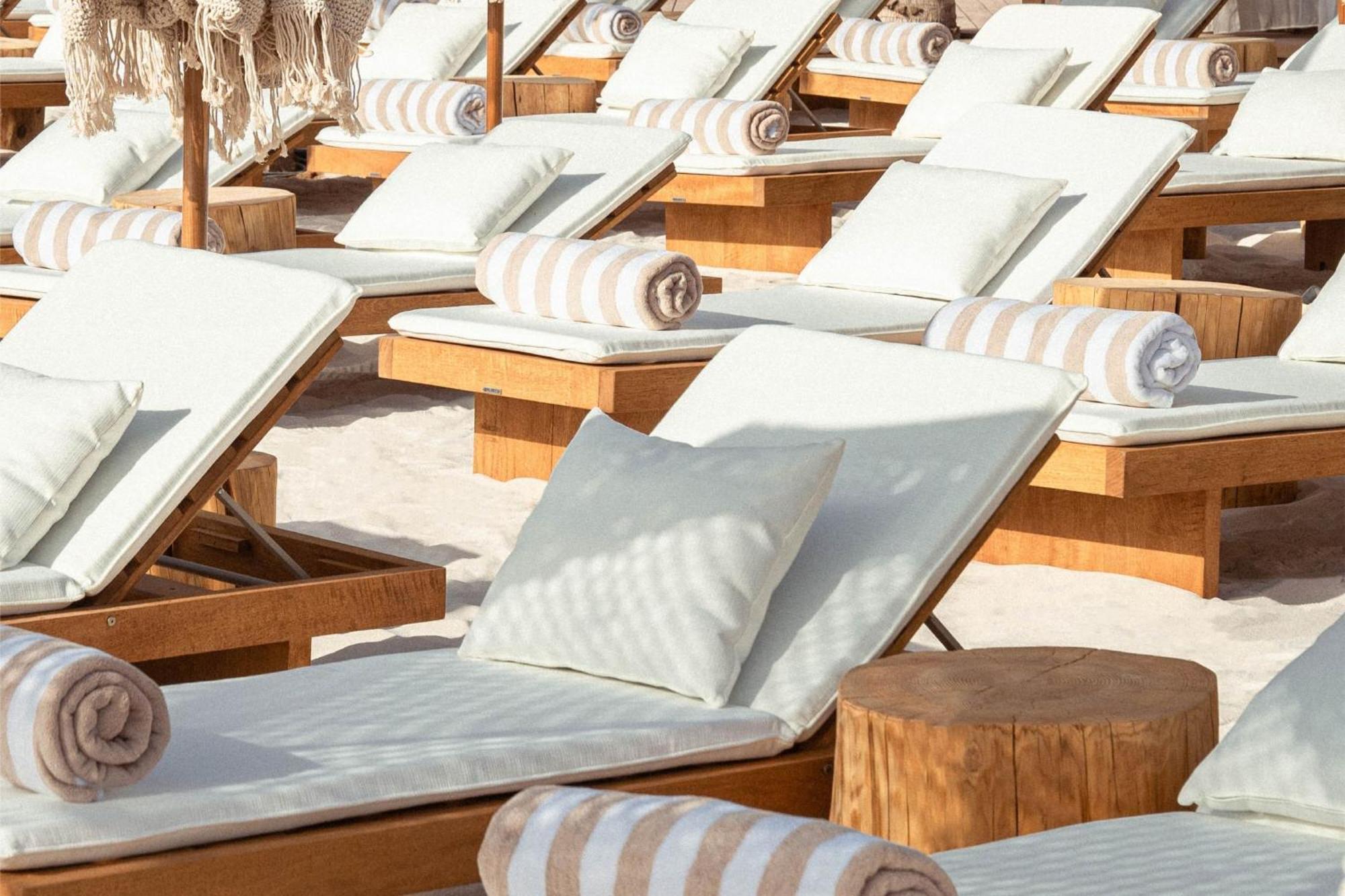Hotel The St. Regis Dubai, The Palm Esterno foto Beach chairs at the Four Seasons Resort